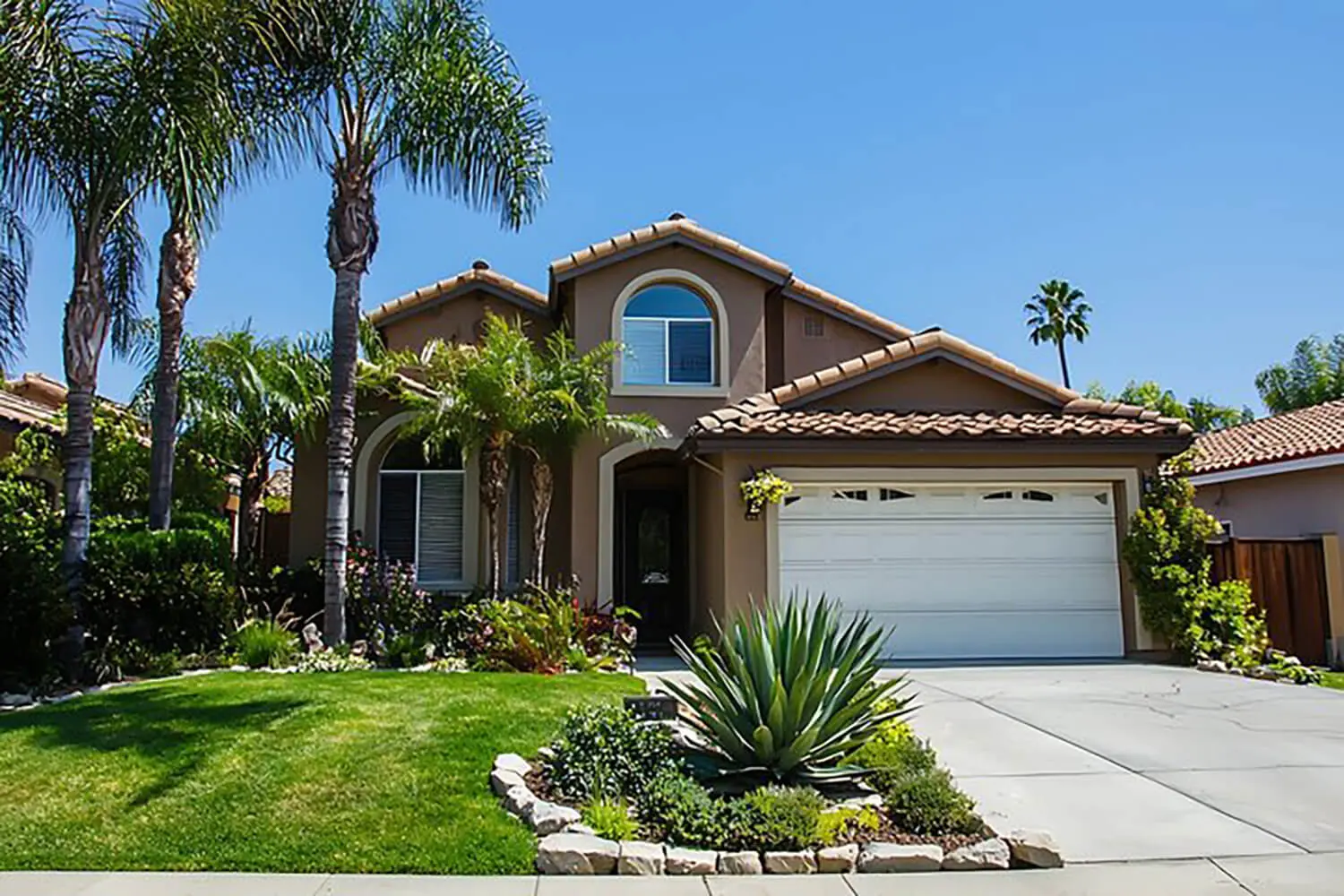Freshly painted stucco home in Florida illustrating what affects how long exterior paint lasts on a home in Fort Myers