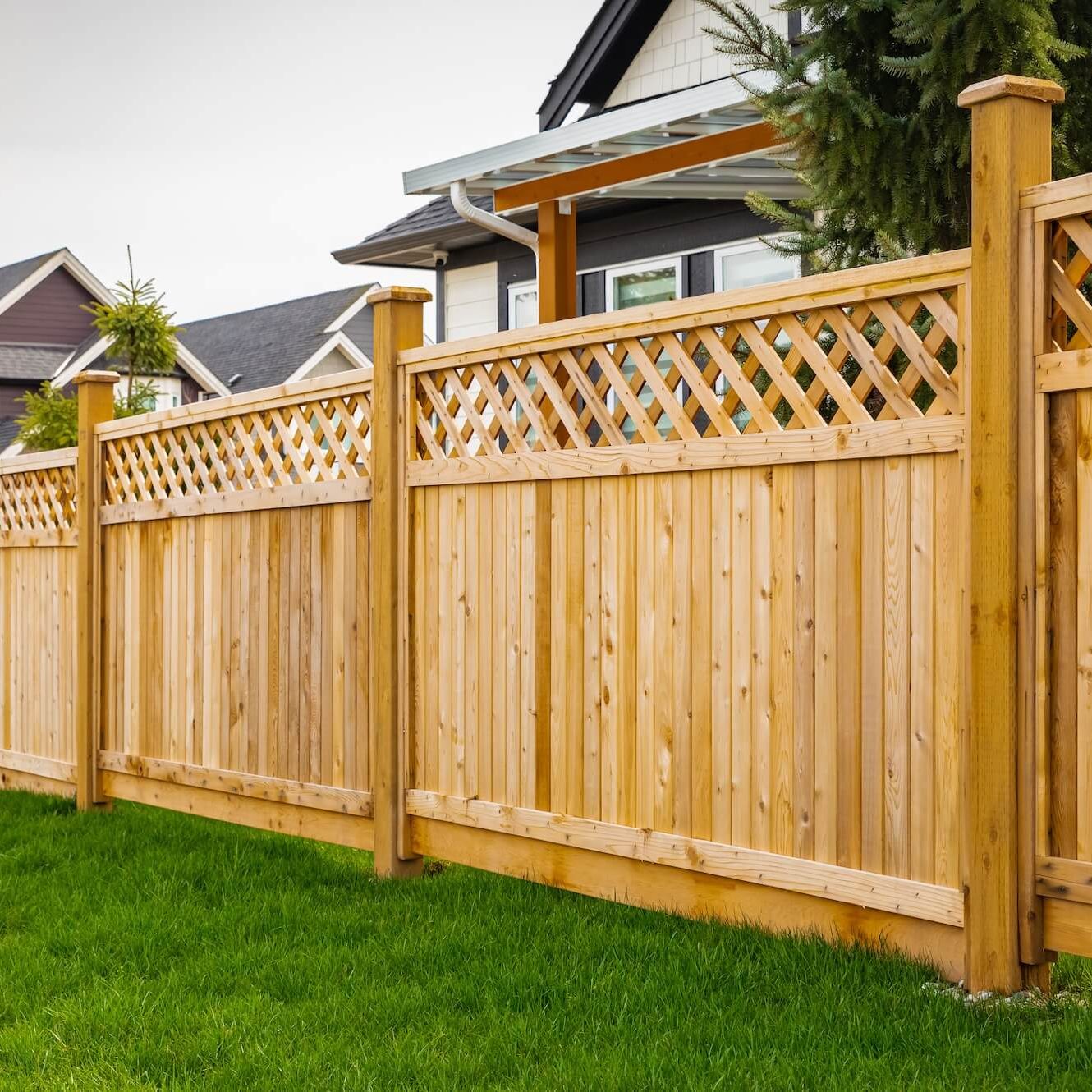 professionally stained wooden fence around fort meyers home